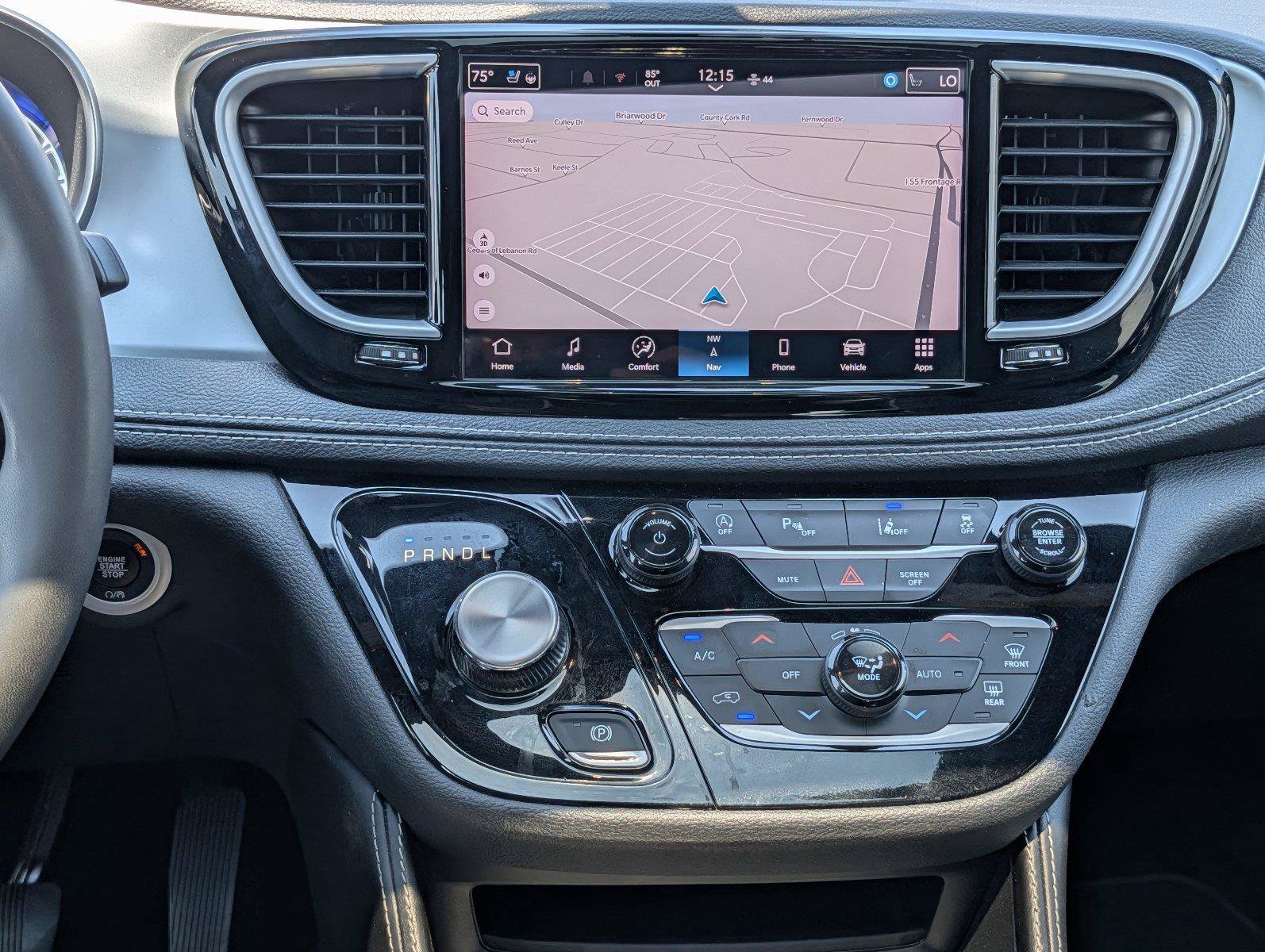 Used 2025 Chrysler Pacifica Limited FWD image 29