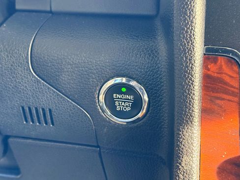 Used 2015 Lincoln Navigator Sport Utility 4D image 31