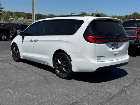 Used 2023 Chrysler Pacifica Touring-L w/ Uconnect Theater Family Group FWD image 5