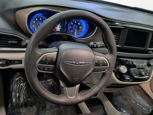 Used 2022 Chrysler Voyager LX image 12