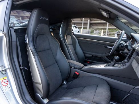Certified 2025 Porsche 718 Cayman GT4 RS RWD image 59