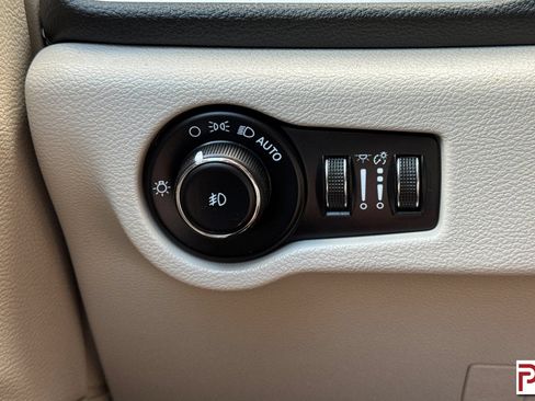 Used 2023 Chrysler Pacifica Touring-L AWD/4WD image 32