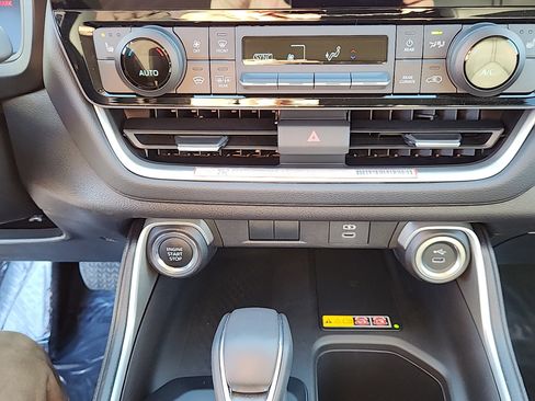 Used 2025 Toyota Grand Highlander AWD image 16