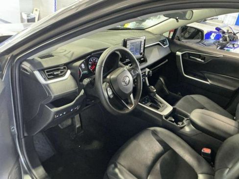 Used 2021 Toyota RAV4 XLE Premium image 12