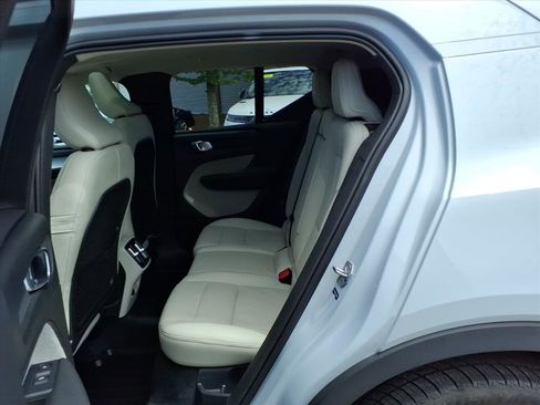 Used 2020 Volvo XC40 T5 Momentum w/ Protection Package AWD/4WD image 11