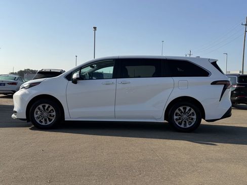 Used 2025 Toyota Sienna LE image 6