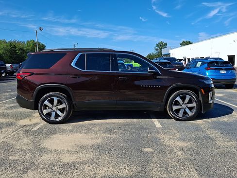 Used 2023 Chevrolet Traverse LT w/ LT Premium Package AWD/4WD image 7