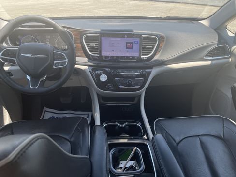 Used 2023 Chrysler Pacifica Limited FWD image 16