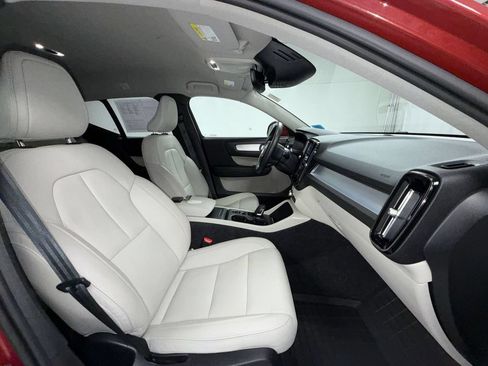 Used 2019 Volvo XC40 T4 Momentum FWD image 18