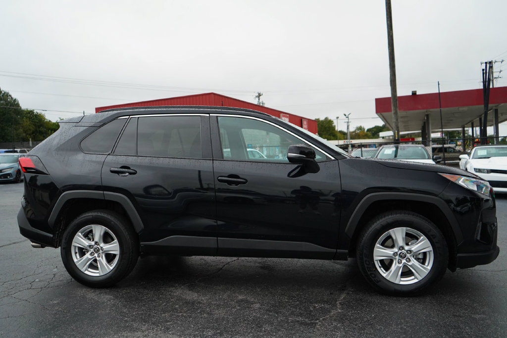 Used 2021 Toyota RAV4 XLE FWD image 2