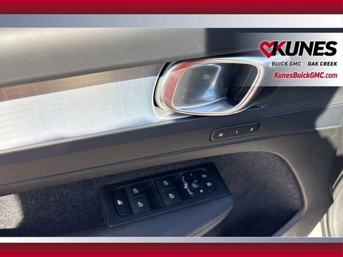 Used 2024 Volvo XC40 B5 Core image 9