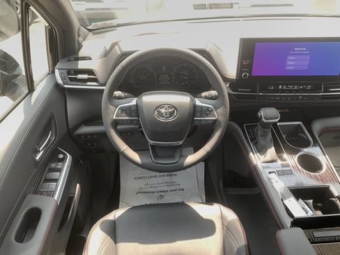 Used 2026 Toyota Sienna XSE FWD image 17