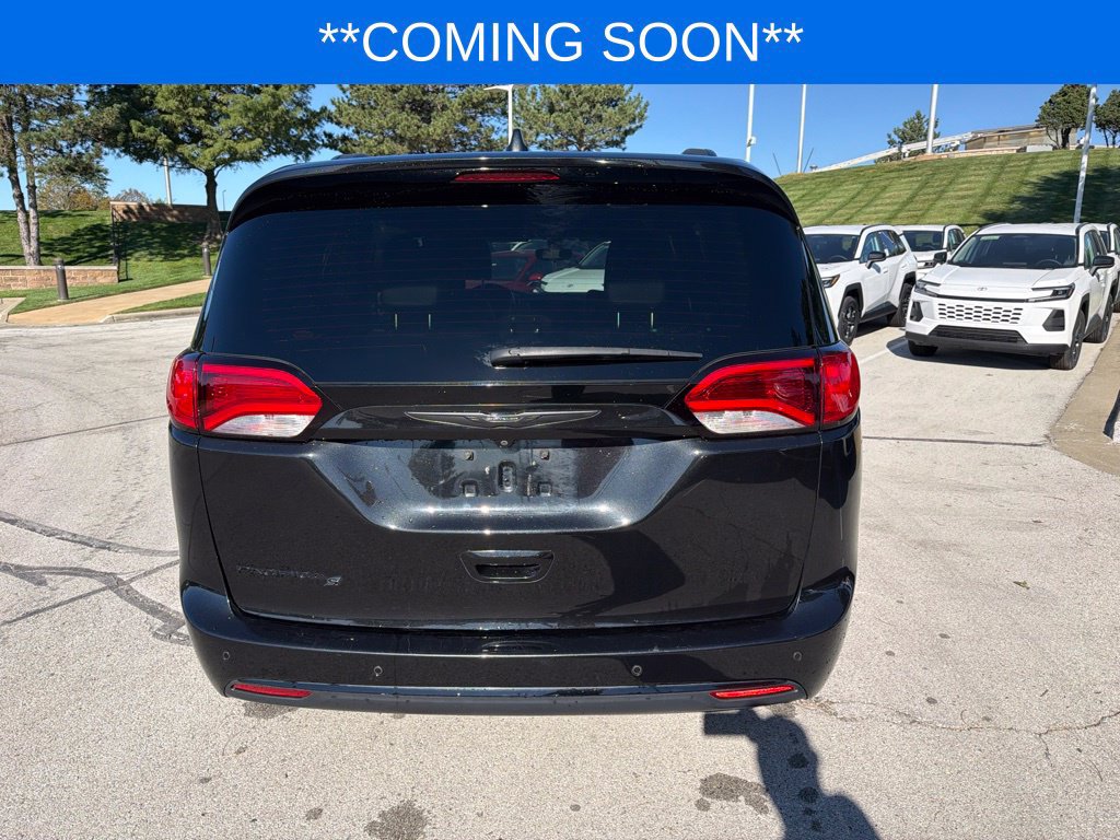 Used 2018 Chrysler Pacifica Touring-L w/ S Appearance Package FWD image 7