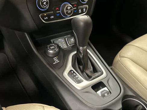 Used 2015 Jeep Cherokee Limited w/ Luxury Group AWD/4WD image 25