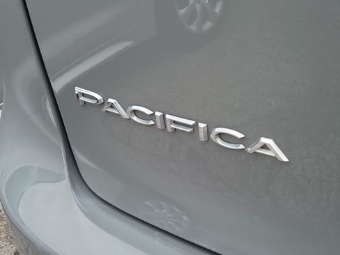 Used 2023 Chrysler Pacifica Touring-L FWD image 8