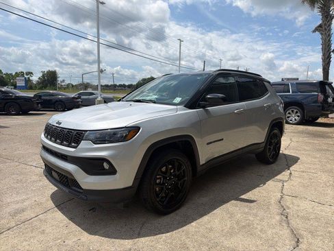 Used 2024 Jeep Compass Latitude w/ Convenience Group AWD/4WD image 8