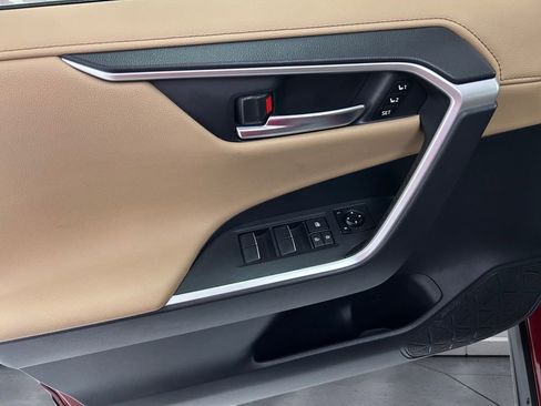 Used 2019 Toyota RAV4 Limited image 12