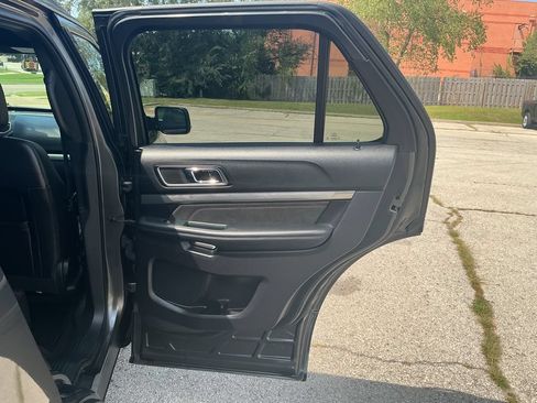 Used 2019 Ford Explorer XLT w/ Equipment Group 202A AWD/4WD image 17