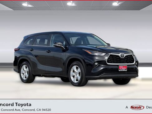 Used 2025 Toyota Highlander LE image 1