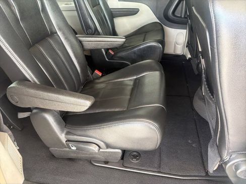 Used 2014 Chrysler Town & Country Touring FWD image 13