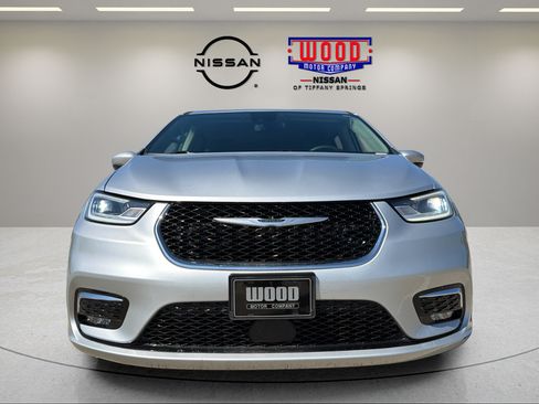 Used 2023 Chrysler Pacifica Touring-L FWD image 6