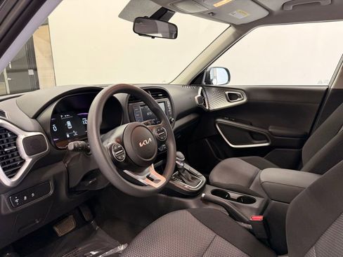 Used 2025 Kia Soul LX w/ LX Technology Package FWD image 11