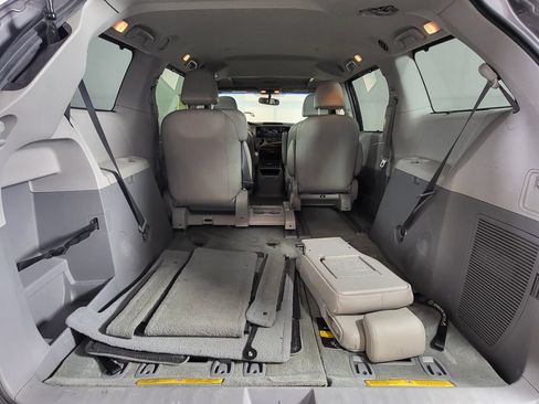 Used 2014 Toyota Sienna XLE FWD image 7