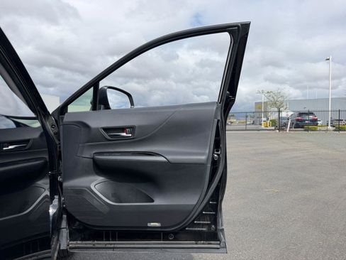 Used 2021 Toyota Venza LE image 14