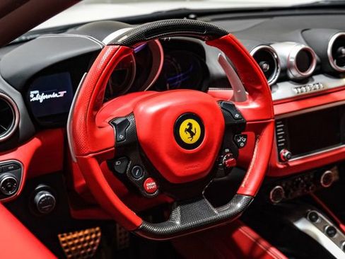 Used 2018 Ferrari California T image 20