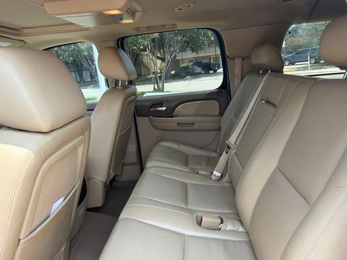 Used 2010 Chevrolet Suburban LTZ RWD image 15