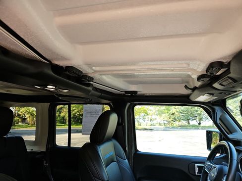 Used 2023 Jeep Wrangler Unlimited Rubicon 4xe w/ Cold Weather Group AWD/4WD image 11