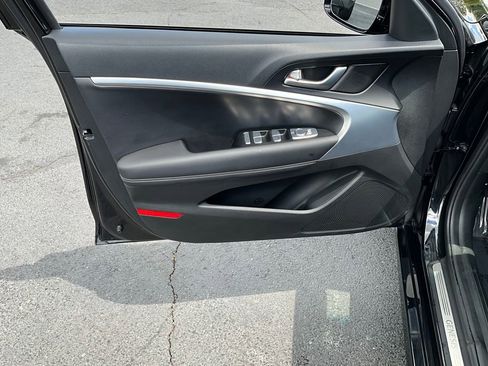 Used 2025 Genesis G70 2.5T image 33