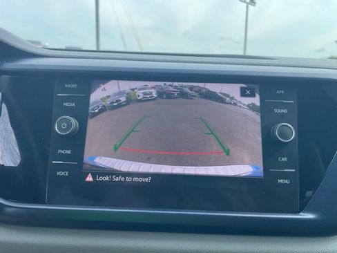 Used 2022 Volkswagen Taos SE w/ Panoramic Sunroof Package FWD image 6