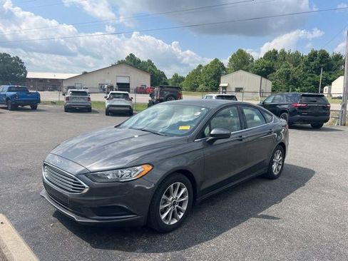 Used 2017 Ford Fusion SE FWD image 1