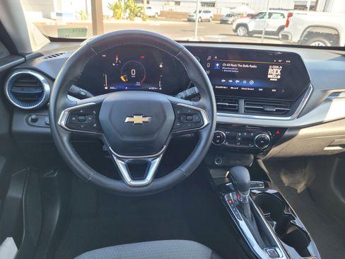 Used 2025 Chevrolet Trax LT w/ LT Convenience Package FWD image 18
