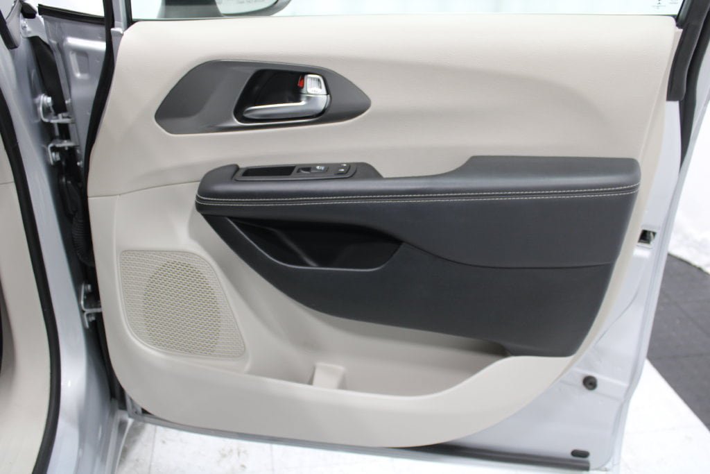 Used 2023 Chrysler Pacifica Touring-L FWD image 25