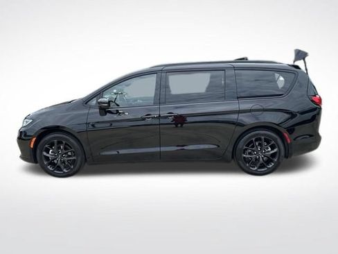 Used 2025 Chrysler Pacifica Limited FWD image 5
