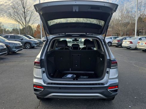 New 2026 Volkswagen Taos SE image 6