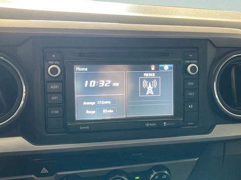 Used 2018 Toyota Tacoma SR5 AWD/4WD image 11