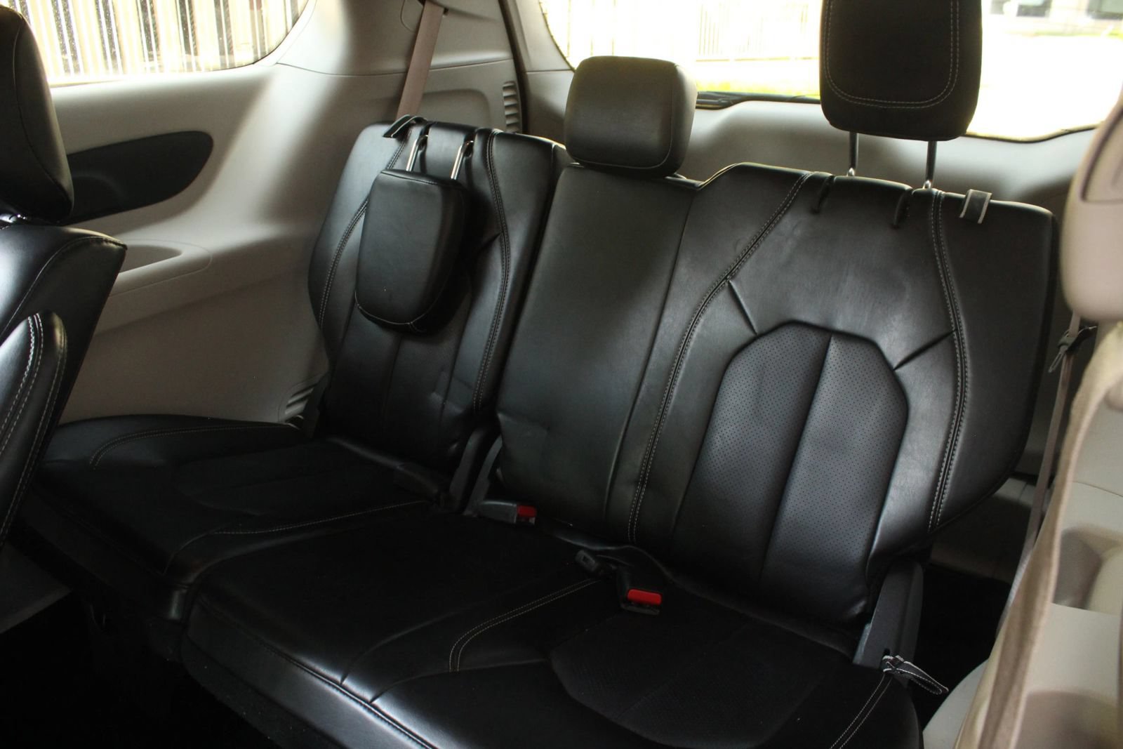 Used 2023 Chrysler Pacifica Touring-L FWD image 20