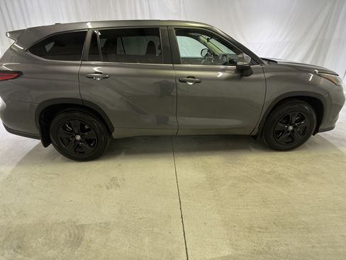 Used 2023 Toyota Highlander LE AWD/4WD image 12