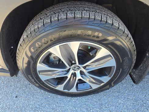 Used 2021 Toyota Highlander XLE image 9