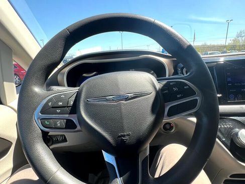 Used 2017 Chrysler Pacifica Touring w/ Tire & Wheel Group image 15