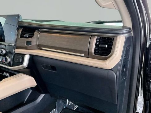 Used 2024 Ford Expedition Limited image 19