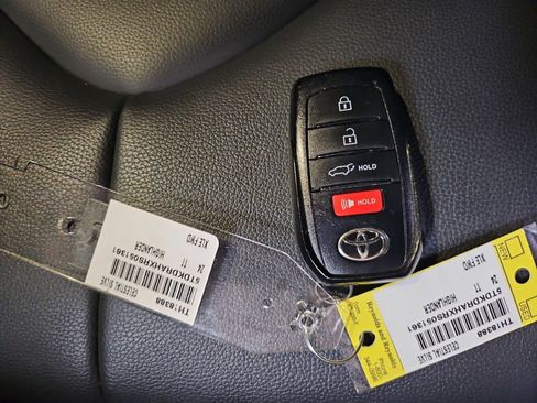 Used 2024 Toyota Highlander XLE FWD image 21
