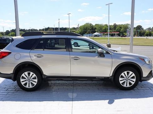 Used 2018 Subaru Outback 2.5i Premium AWD/4WD image 6