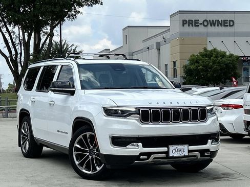 Used 2023 Jeep Wagoneer Series III w/ Premium Group I AWD/4WD image 2