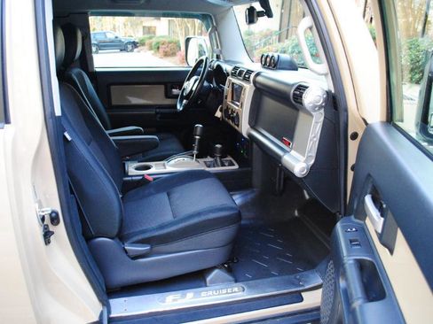 Used 2014 Toyota FJ Cruiser 4WD w/ Upgrade Package image 11