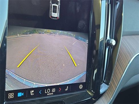 Used 2022 Volvo XC60 B5 Momentum w/ Climate Package image 12