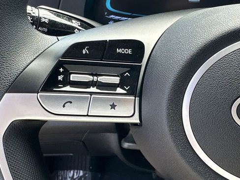 Used 2025 Hyundai Elantra SE image 24